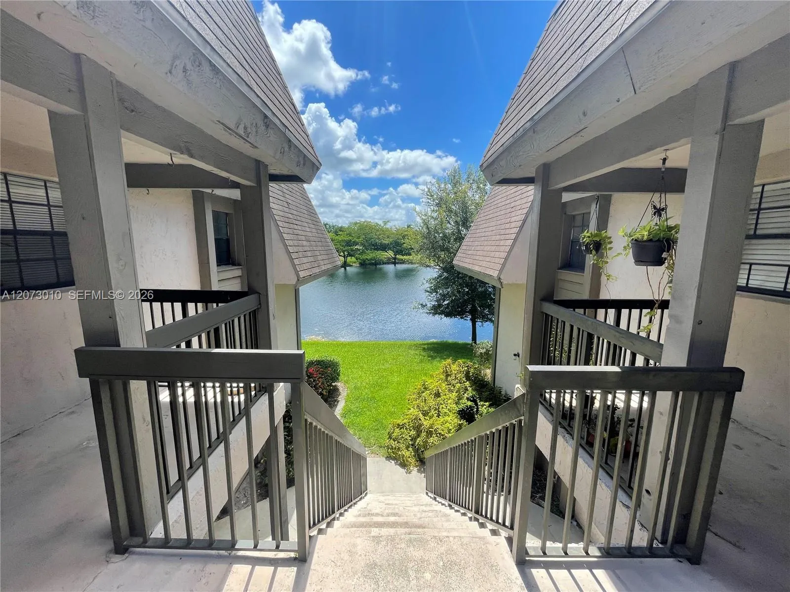 Foto de propiedad en 3529 NW 94th Avenue 5B, Sunrise, FL 33351 Sunrise con MLS# 