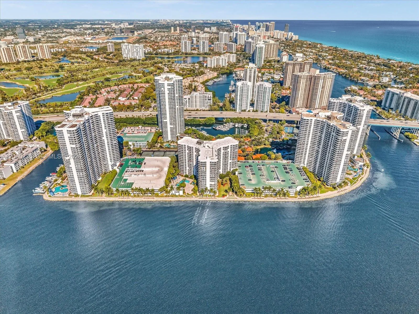 Foto de propiedad en 3530 Mystic Pointe Drive 1004, Aventura, FL 33180 Aventura con MLS# 