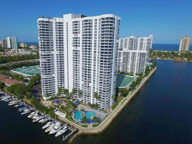 Foto de propiedad en 3530 Mystic Pointe Drive 1907, Aventura, FL 33180 Aventura con MLS# 