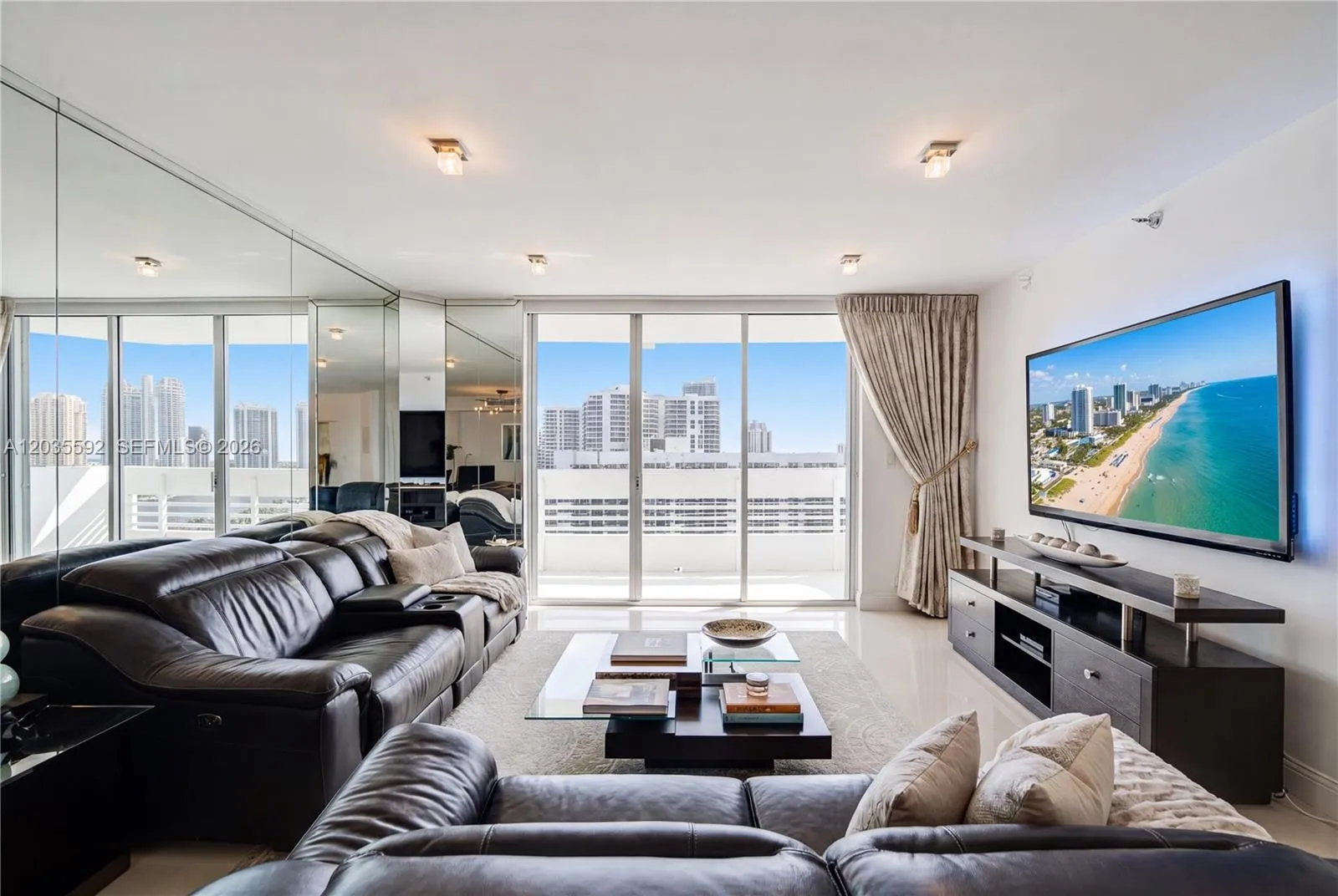 Foto de propiedad en 3530 Mystic Pointe Drive 2013, Aventura, FL 33180 Aventura con MLS# 