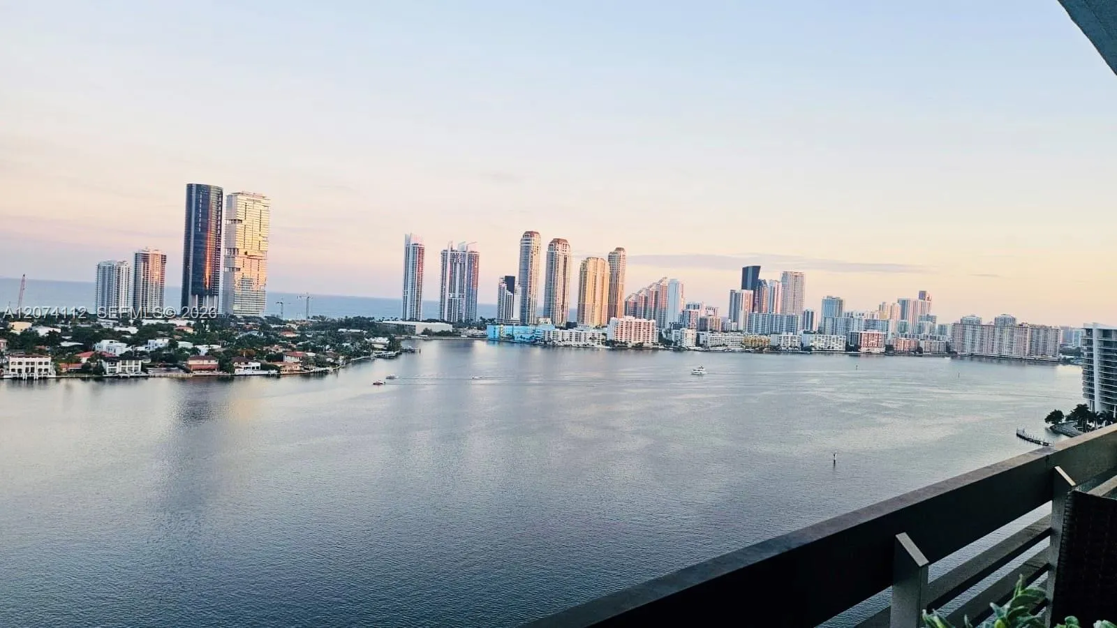 Foto de propiedad en 3530 Mystic Pointe Drive 2215, Aventura, FL 33180 Aventura con MLS# 