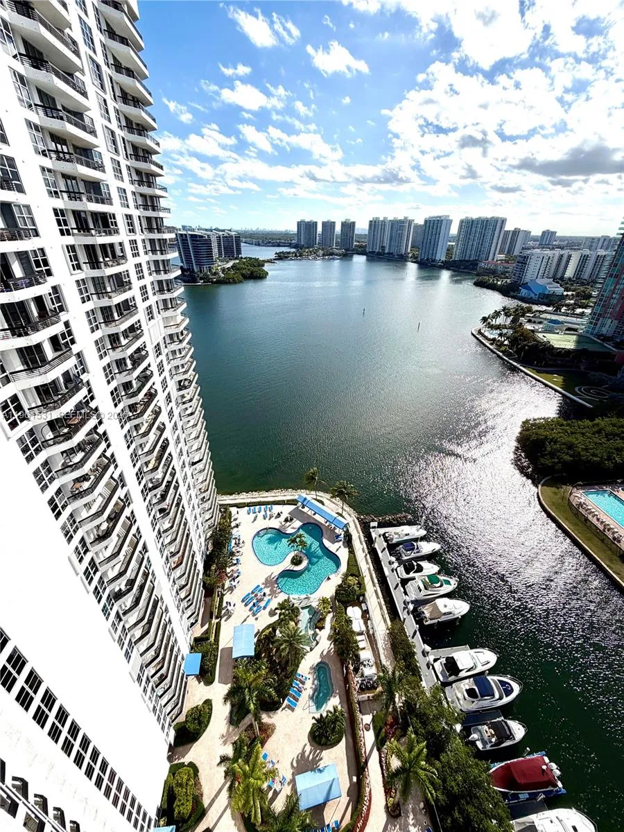 Foto de propiedad en 3530 Mystic Pointe Drive 2605, Aventura, FL 33180 Aventura con MLS# 