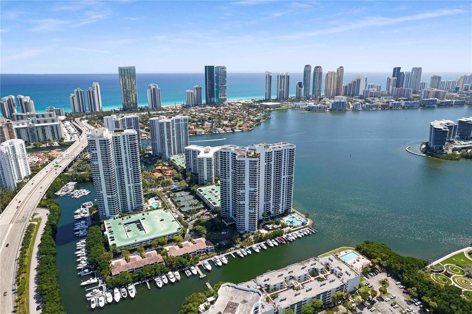 Foto de propiedad en 3530 Mystic Pointe Drive 3214, Aventura, FL 33180 Aventura con MLS# 