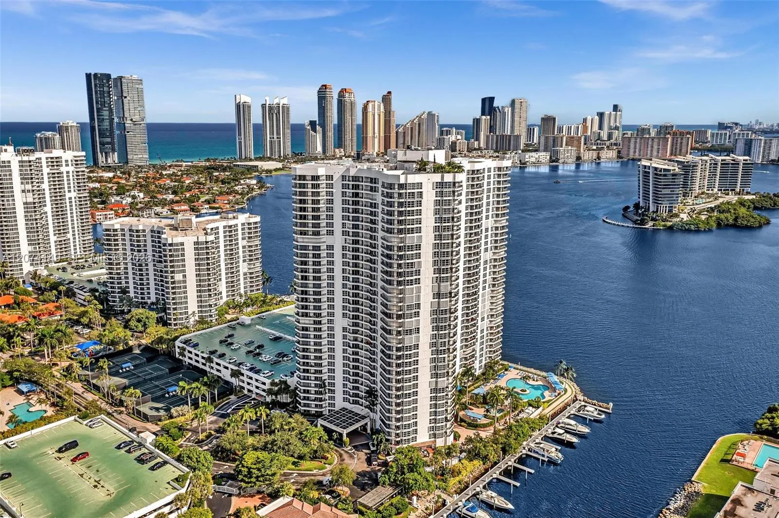 Foto de propiedad en 3530 Mystic Pointe Drive 411, Aventura, FL 33180 Aventura con MLS# 