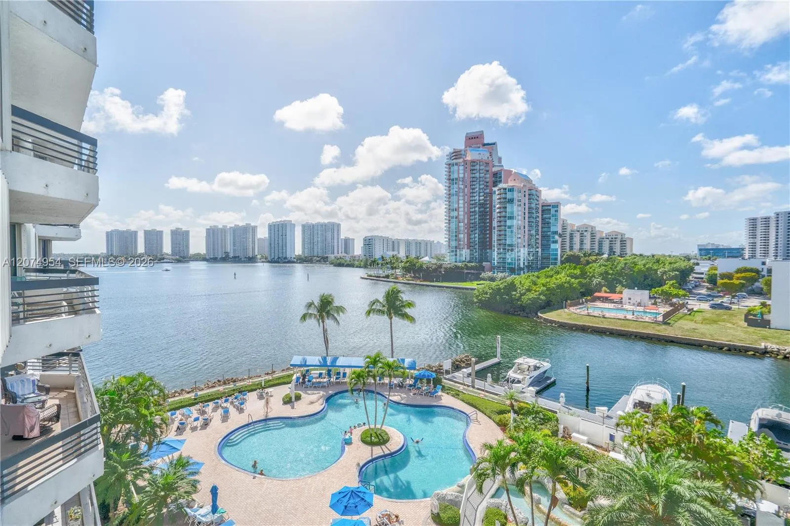 Foto de propiedad en 3530 Mystic Pointe Drive 808, Aventura, FL 33180 Aventura con MLS# 