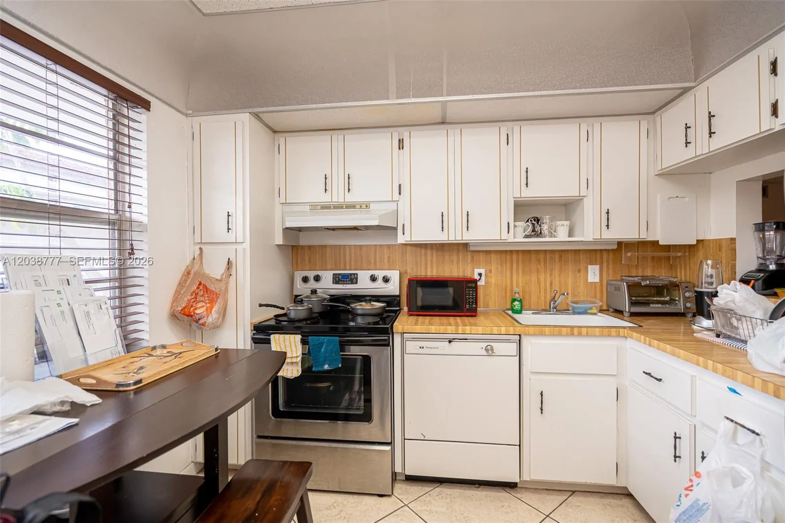 Foto de propiedad en 3531 Inverrary Drive 108, Lauderhill, FL 33319 Lauderhill con MLS# 