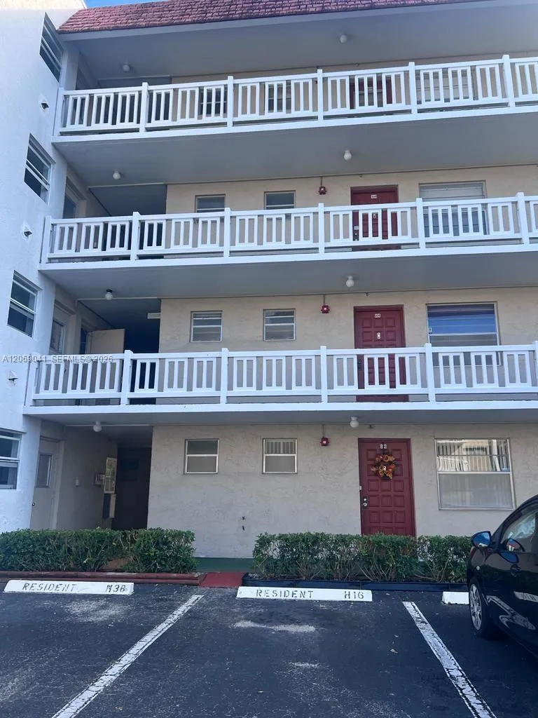 Foto de propiedad en 3531 Inverrary Drive 306, Lauderhill, FL 33319 Lauderhill con MLS# 