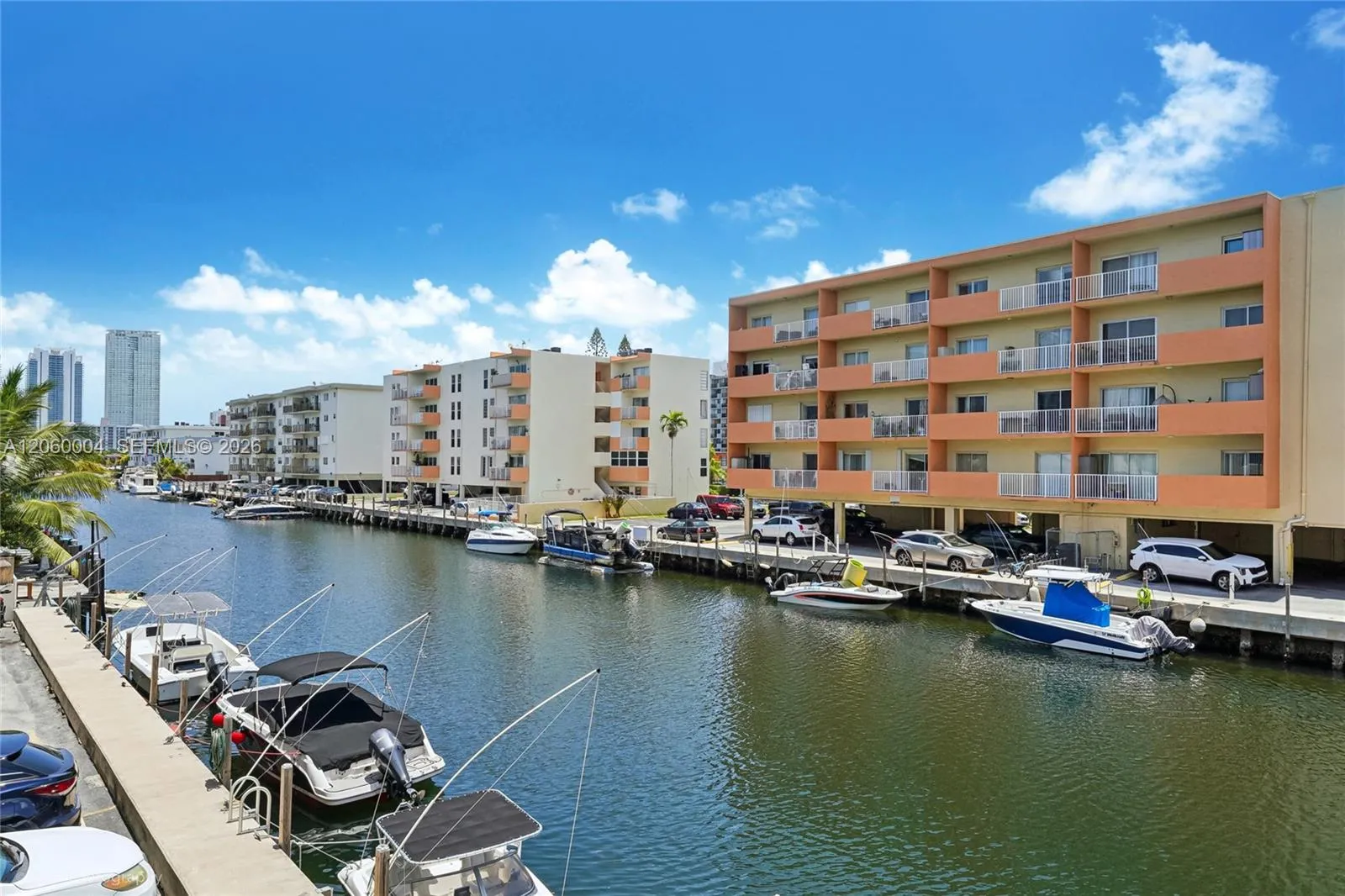 Foto de propiedad en 3536 NE 168th Street 206, North Miami Beach, FL 33160 North Miami Beach con MLS# 