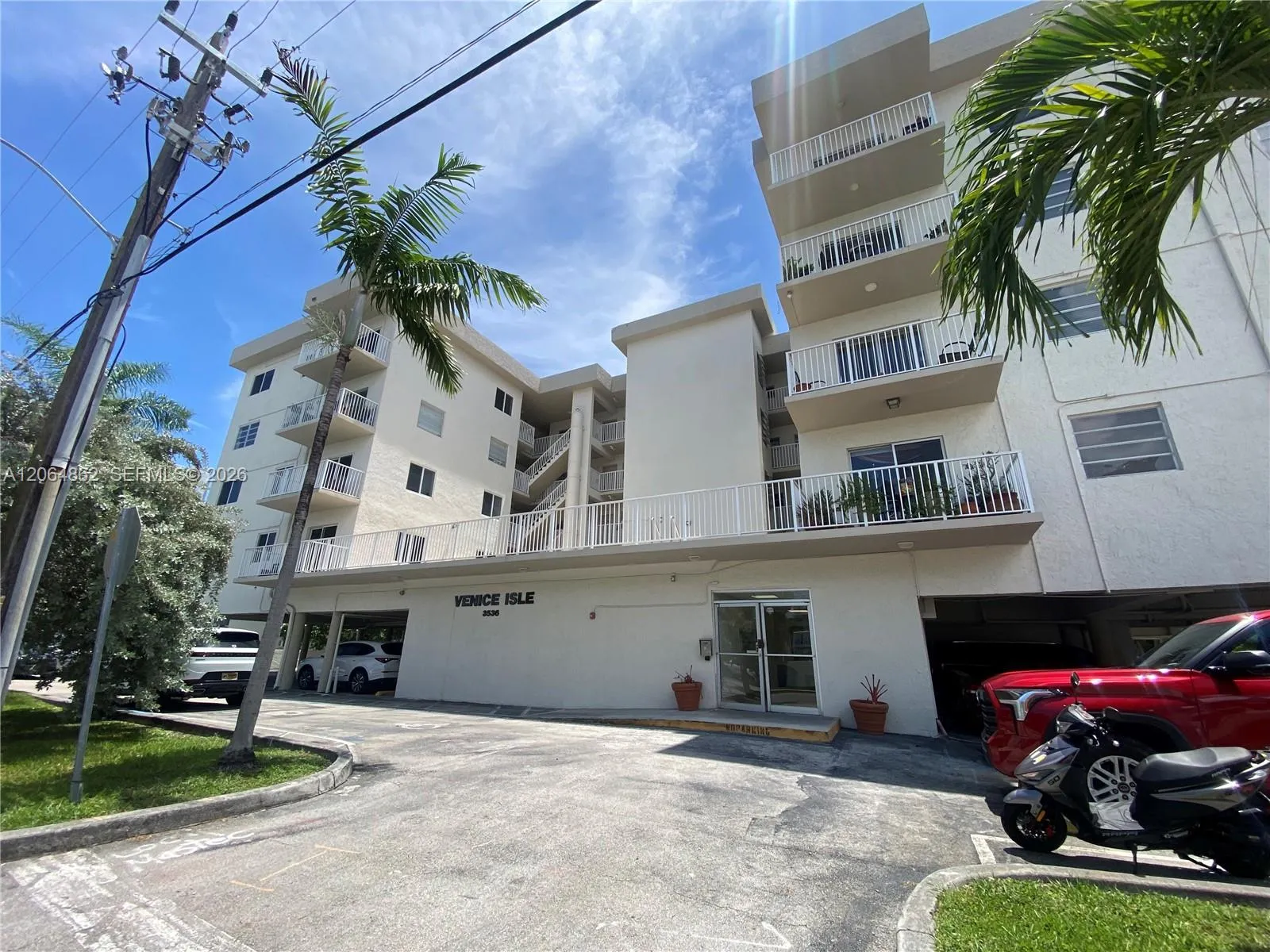 Foto de propiedad en 3536 NE 168th Street 301, North Miami Beach, FL 33160 North Miami Beach con MLS# 