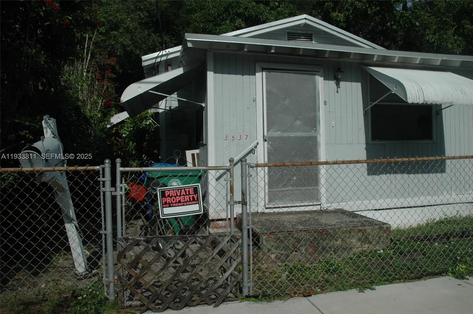 Foto de propiedad en 3537 Charles Avenue, Miami, FL 33133 Miami con MLS# 