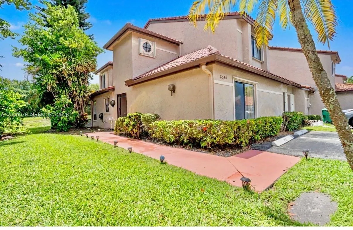 Foto de propiedad en 3539 W Inverrary Boulevard W, Lauderhill, FL 33319 Lauderhill con MLS# 