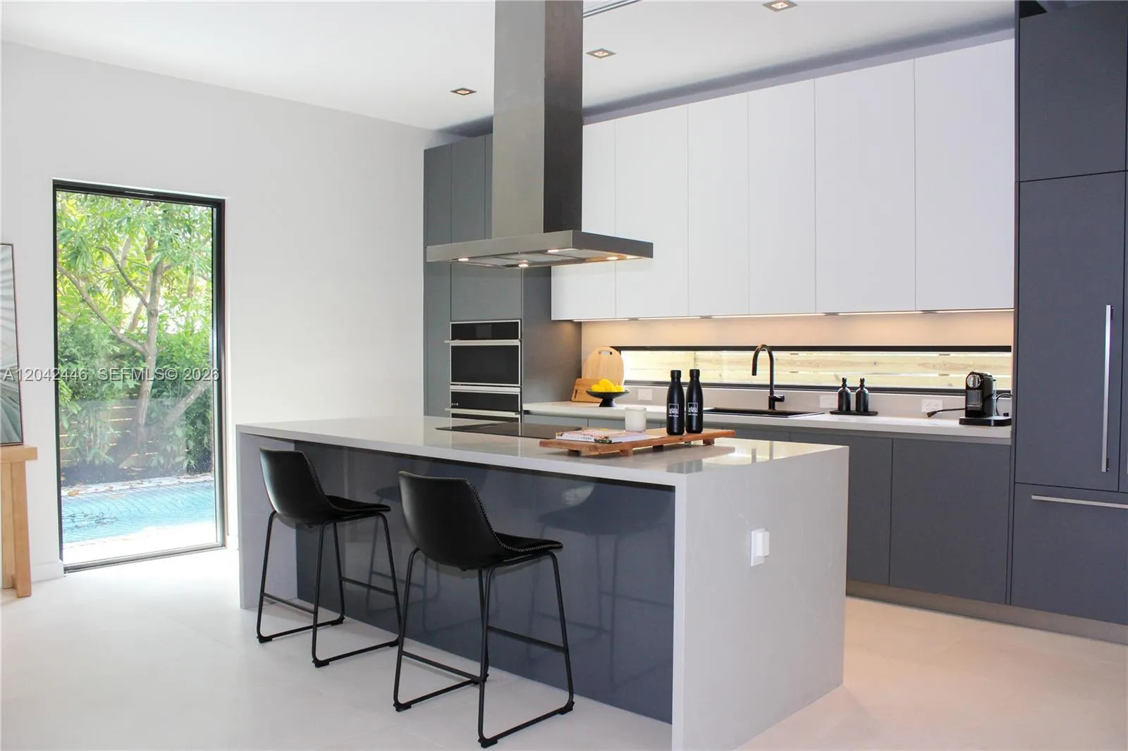 Foto de propiedad en 3540 Oak Avenue, Miami, FL 33133 Miami con MLS# 