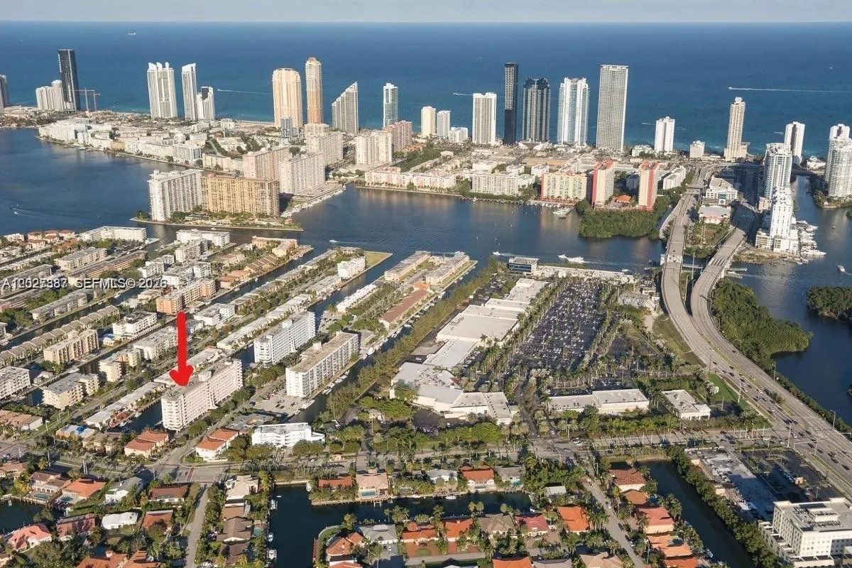 Foto de propiedad en 3545 NE 166th Street 1004, North Miami Beach, FL 33160 North Miami Beach con MLS# 
