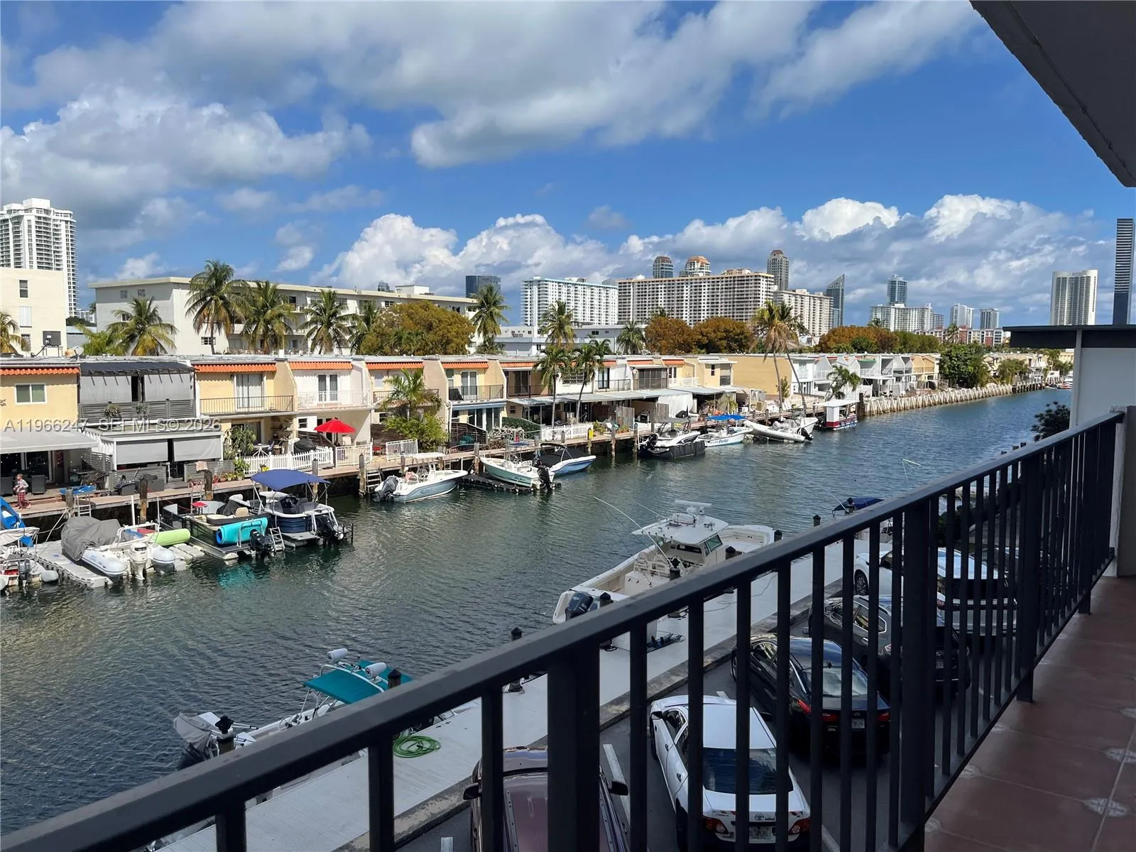 Foto de propiedad en 3545 NE 166th Street 303, North Miami Beach, FL 33160 North Miami Beach con MLS# 
