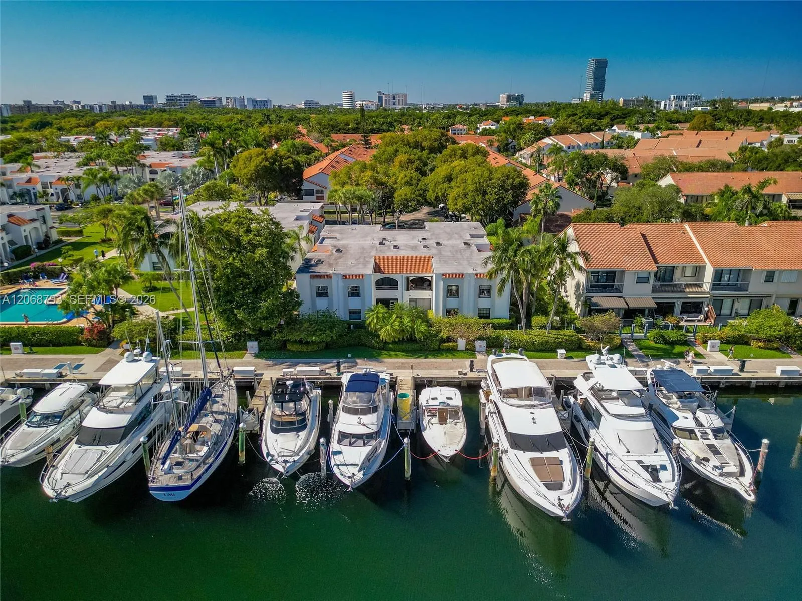 Foto de propiedad en 3549 Magellan Circle 418, Aventura, FL 33180 Aventura con MLS# 