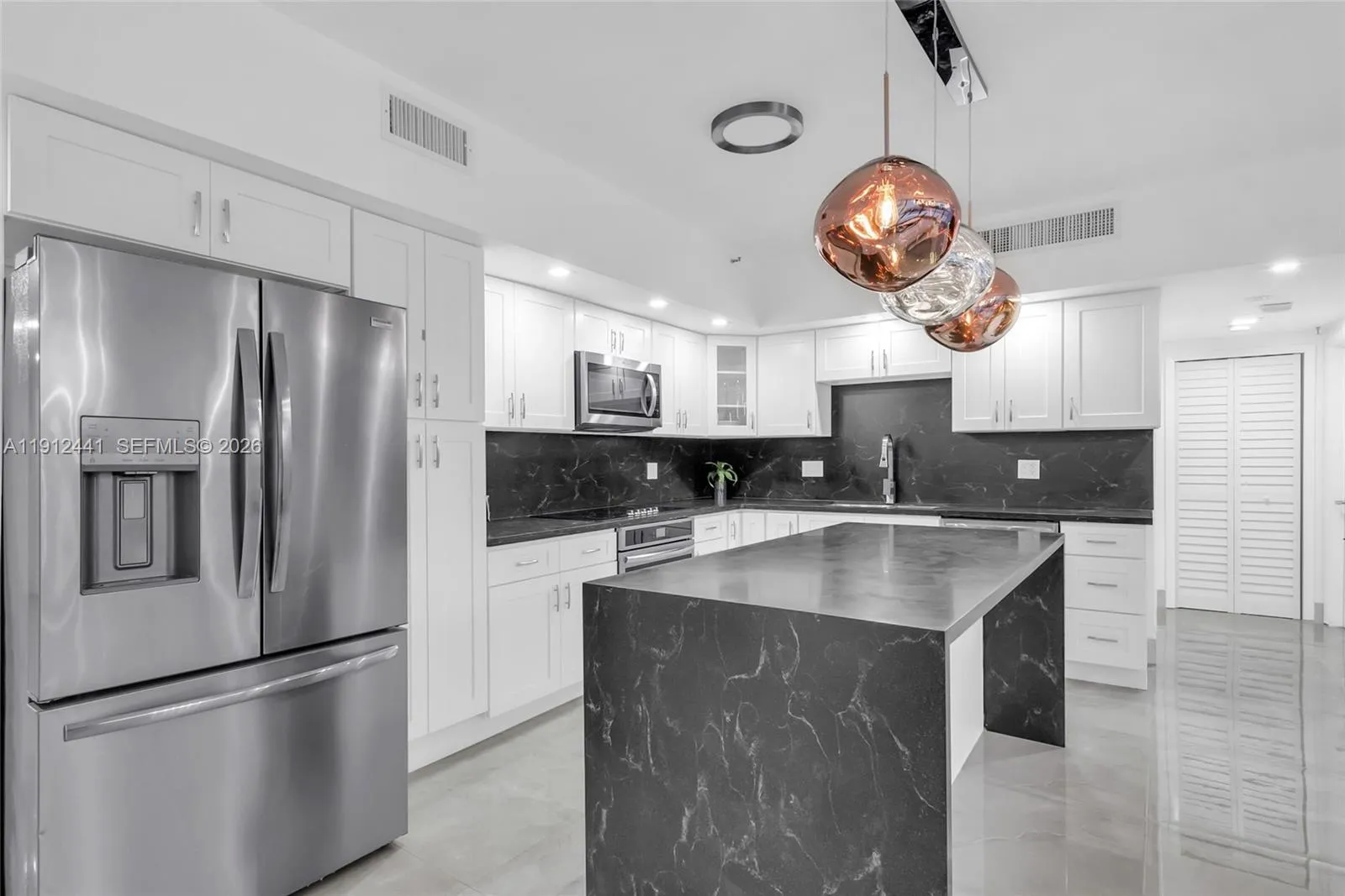 Foto de propiedad en 355 Poinciana Drive 1130, Sunny Isles Beach, FL 33160 Sunny Isles Beach con MLS# 