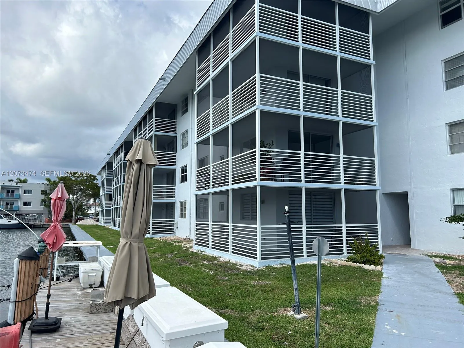 Foto de propiedad en 3550 NE 169th Street 304, North Miami Beach, FL 33160 North Miami Beach con MLS# 