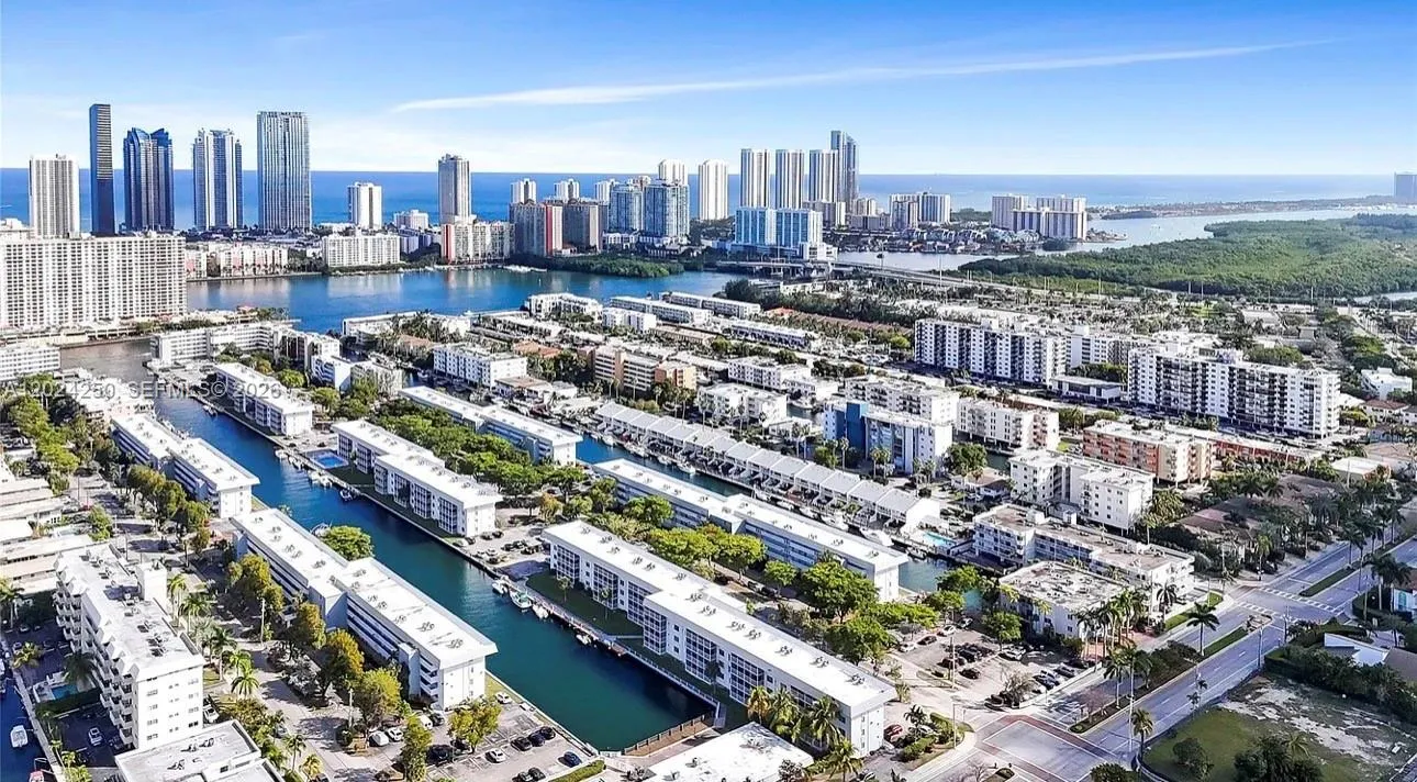 Vendido 3551 NE 169th Street 104, North Miami Beach, FL 33160, North Miami Beach, FL 33160