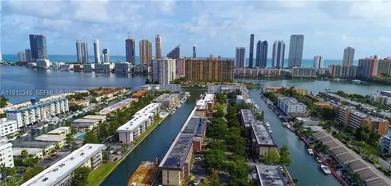 Foto de propiedad en 3551 NE 169th Street 306, North Miami Beach, FL 33160 North Miami Beach con MLS# 