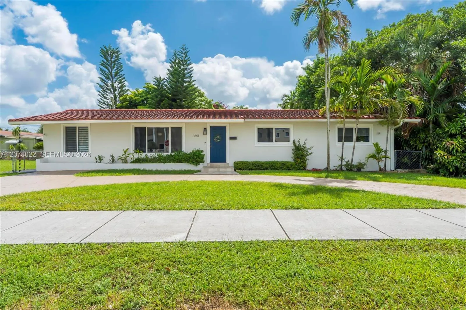 Foto de propiedad en 3551 SW 97th Avenue, Miami, FL 33165 Miami con MLS# 