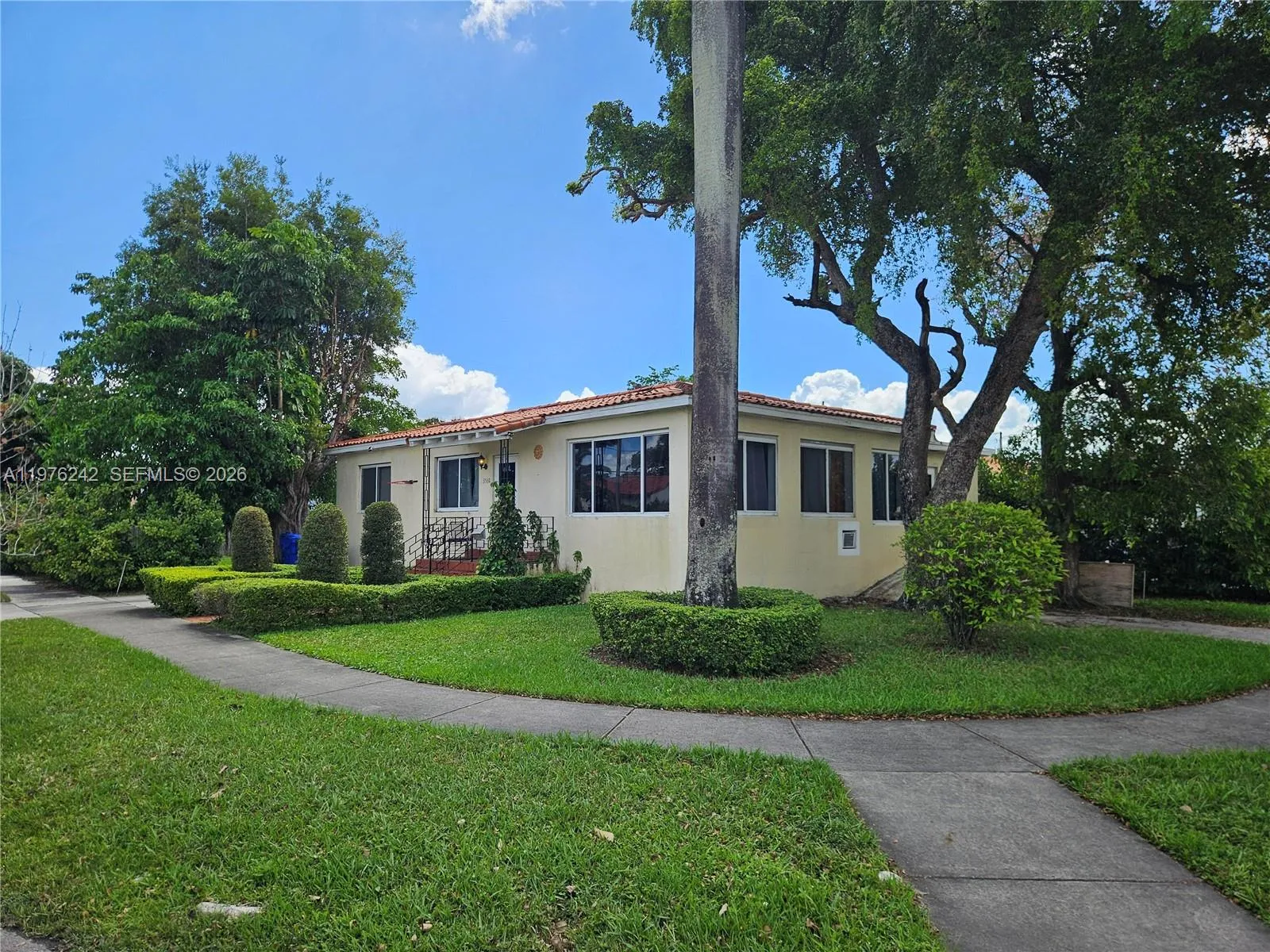 Foto de propiedad en 3560 NW 19th Street, Miami, FL 33125 Miami con MLS# 