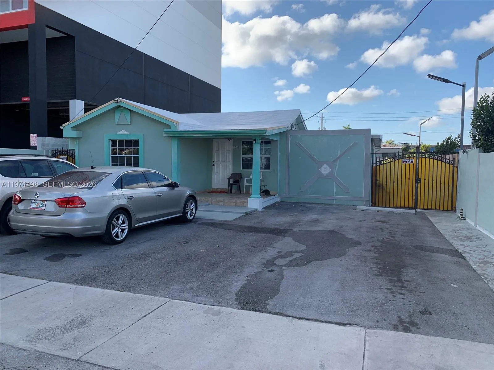 Foto de propiedad en 3560 NW 35th Street, Miami, FL 33142 Miami con MLS# 
