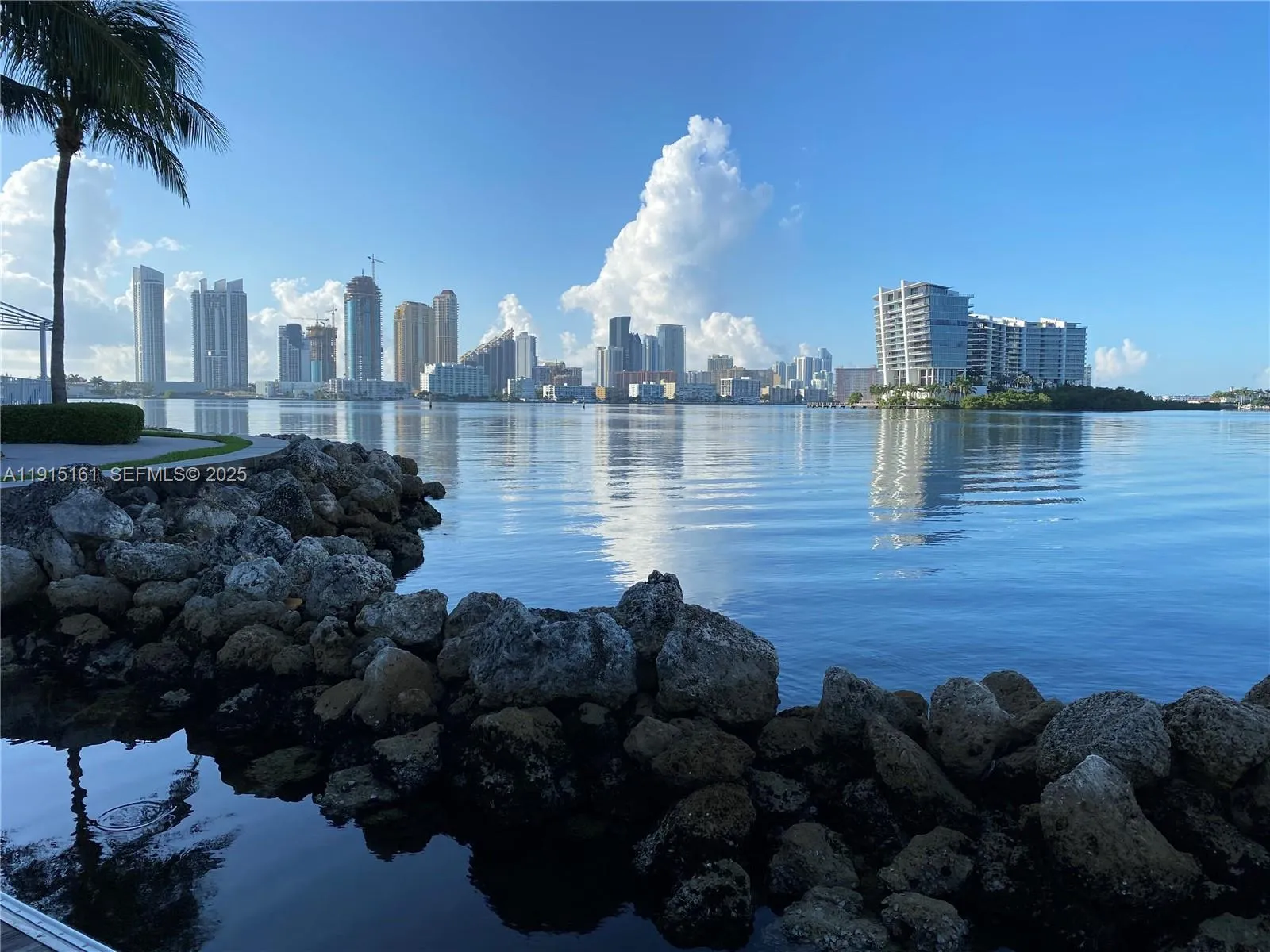 Foto de propiedad en 3575 Mystic Pointe Drive, Aventura, FL 33180 Aventura con MLS# 