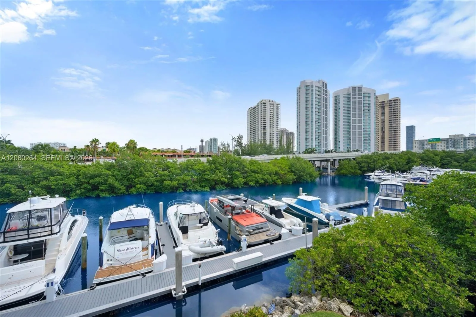 Foto de propiedad en 3575 Mystic Pointe Drive, Aventura, FL 33180 Aventura con MLS# 