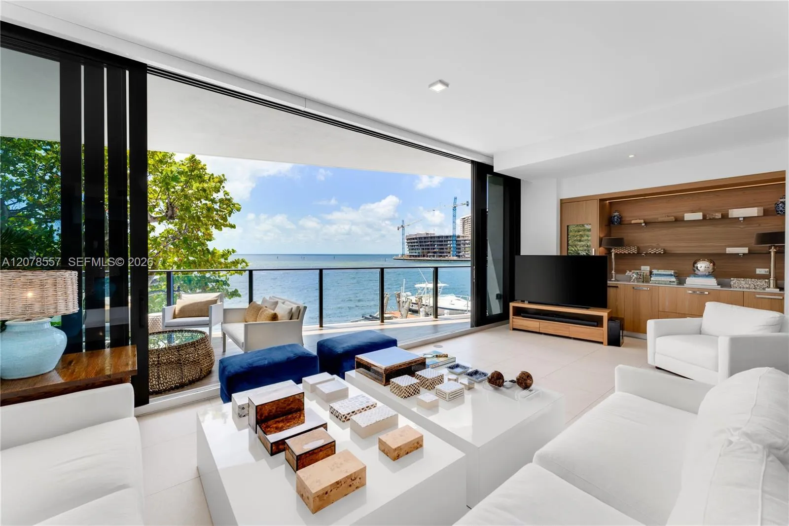 Foto de propiedad en 3581 E Glencoe Street 202, Miami, FL 33133 Miami con MLS# 