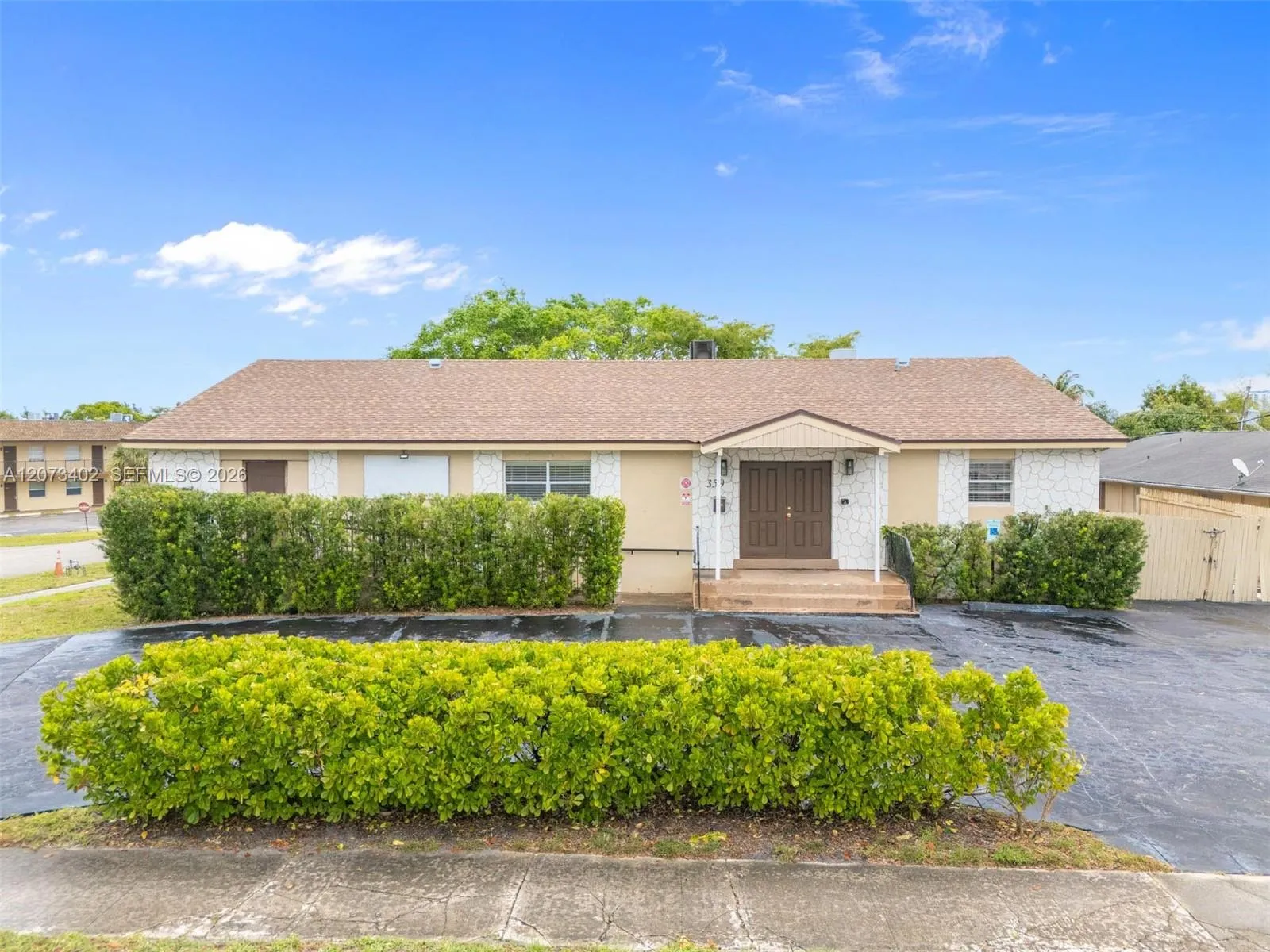Foto de propiedad en 359 10th Street, Lake Park, FL 33403 Lake Park con MLS# 