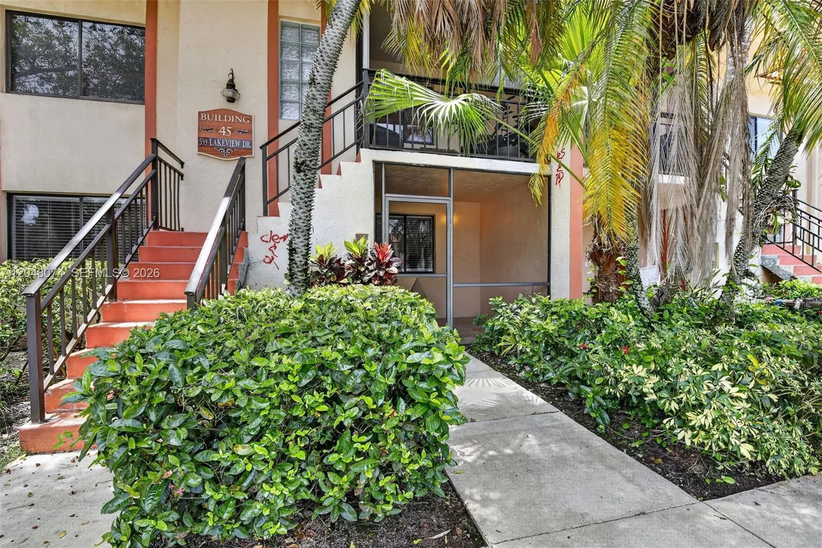 Foto de propiedad en 359 Lakeview Drive 102, Weston, FL 33326 Weston con MLS# 