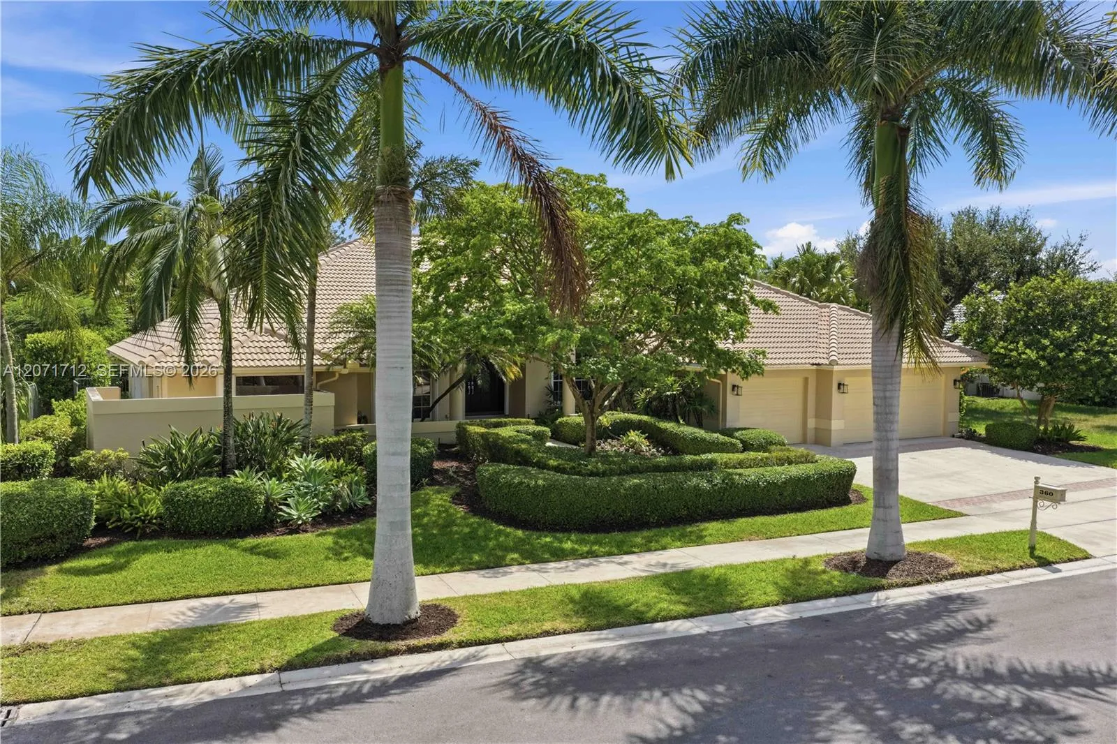 Foto de propiedad en 360 NE Coconut Circle, Weston, FL 33326 Weston con MLS# 
