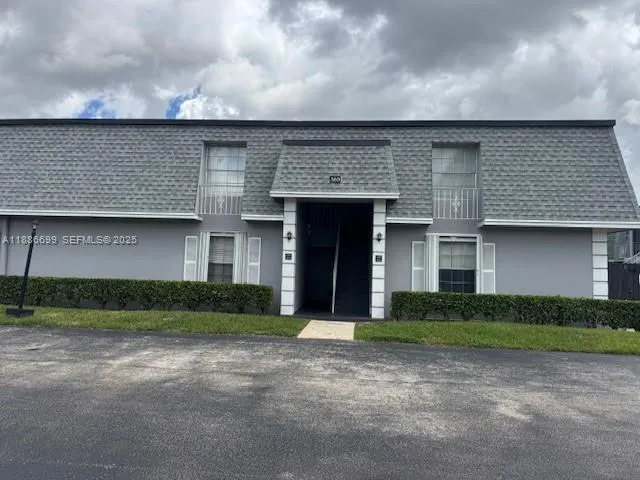 Foto de propiedad en 360 NW 69th Avenue 202, Plantation, FL 33317 Plantation con MLS# 