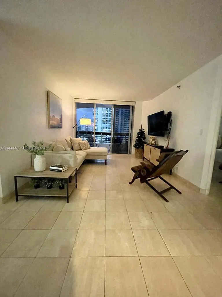 Foto de propiedad en 3600 Mystic Pointe Drive 1010, Aventura, FL 33180 Aventura con MLS# 