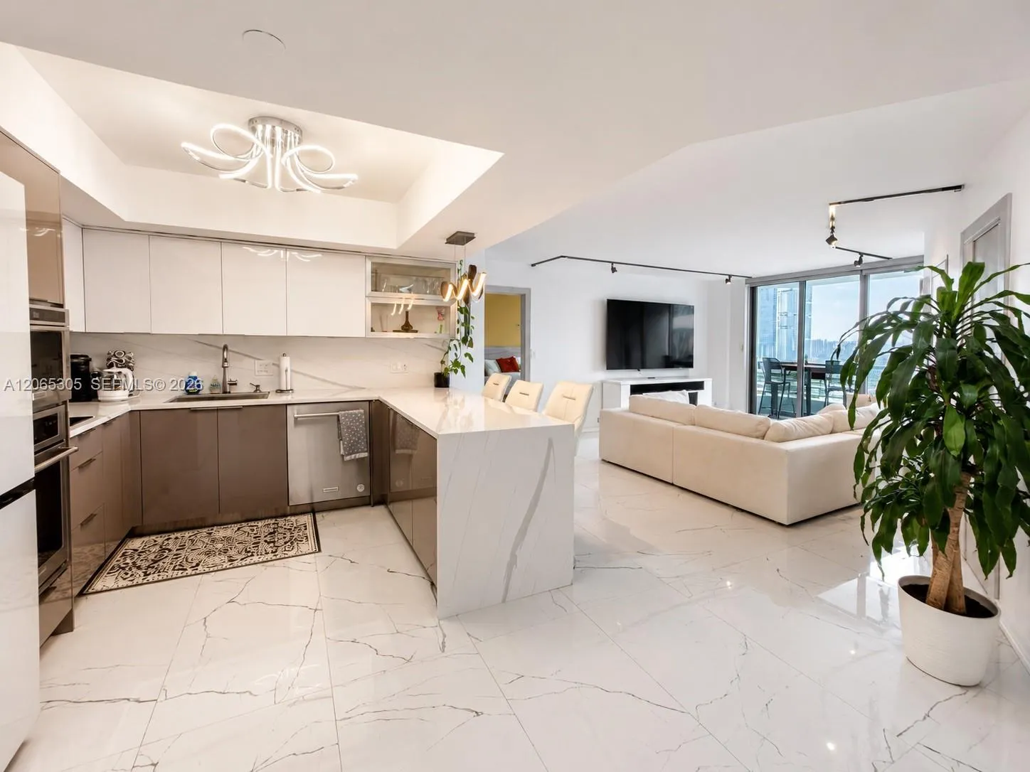 Foto de propiedad en 3600 Mystic Pointe Drive 1715, Aventura, FL 33180 Aventura con MLS# 