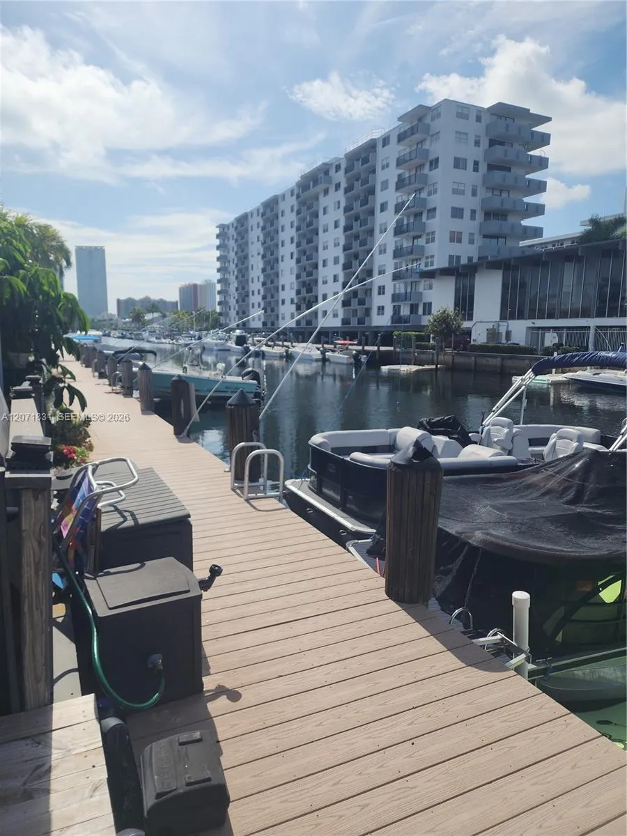 Foto de propiedad en 3600 NE 167th Street 19, North Miami Beach, FL 33160 North Miami Beach con MLS# 