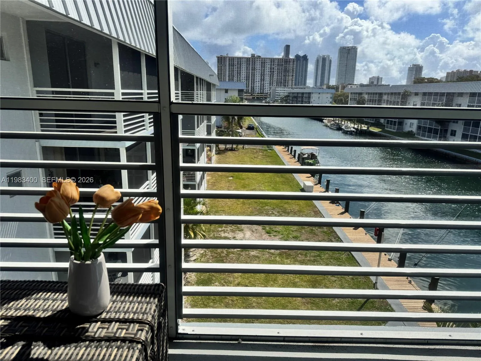 Foto de propiedad en 3600 NE 170 Street Apt.D.406, North Miami Beach, FL 33160 North Miami Beach con MLS# 