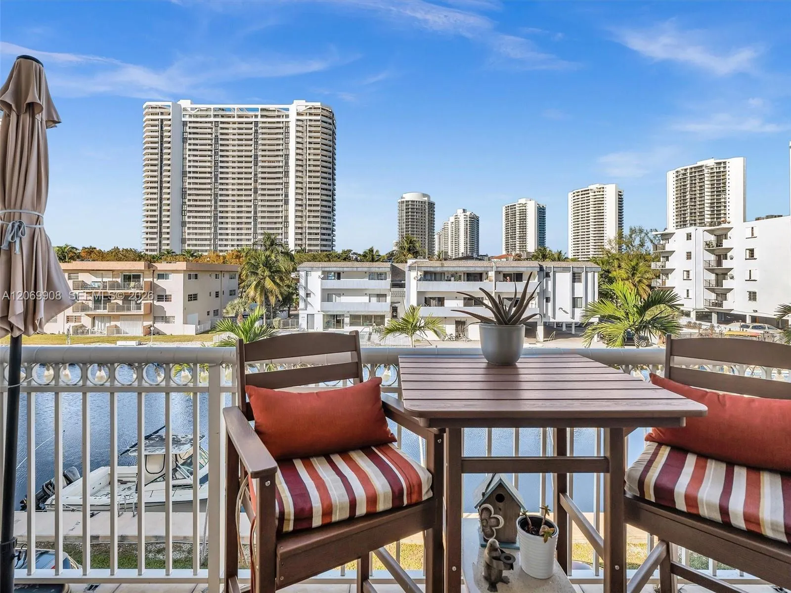 Foto de propiedad en 3601 NE 170th Street 301, North Miami Beach, FL 33160 North Miami Beach con MLS# 