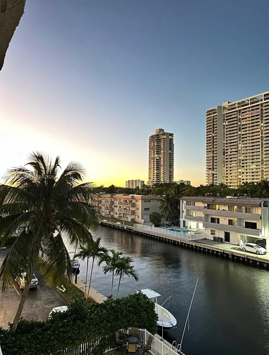 Foto de propiedad en 3601 NE 170th Street 409, North Miami Beach, FL 33160 North Miami Beach con MLS# 