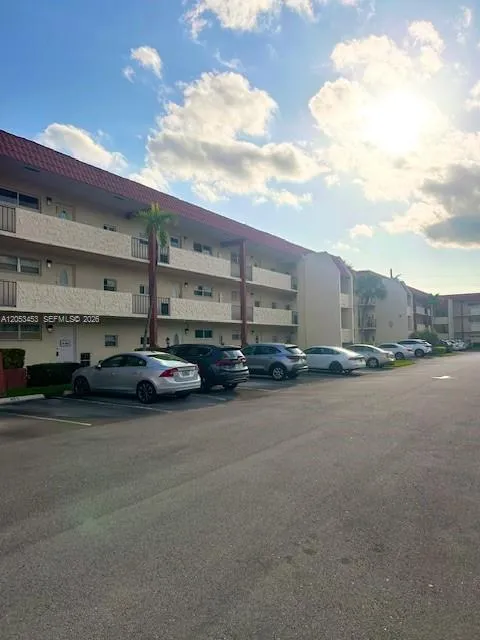 Foto de propiedad en 361 N Hollybrook Drive 104, Pembroke Pines, FL 33025 Pembroke Pines con MLS# 