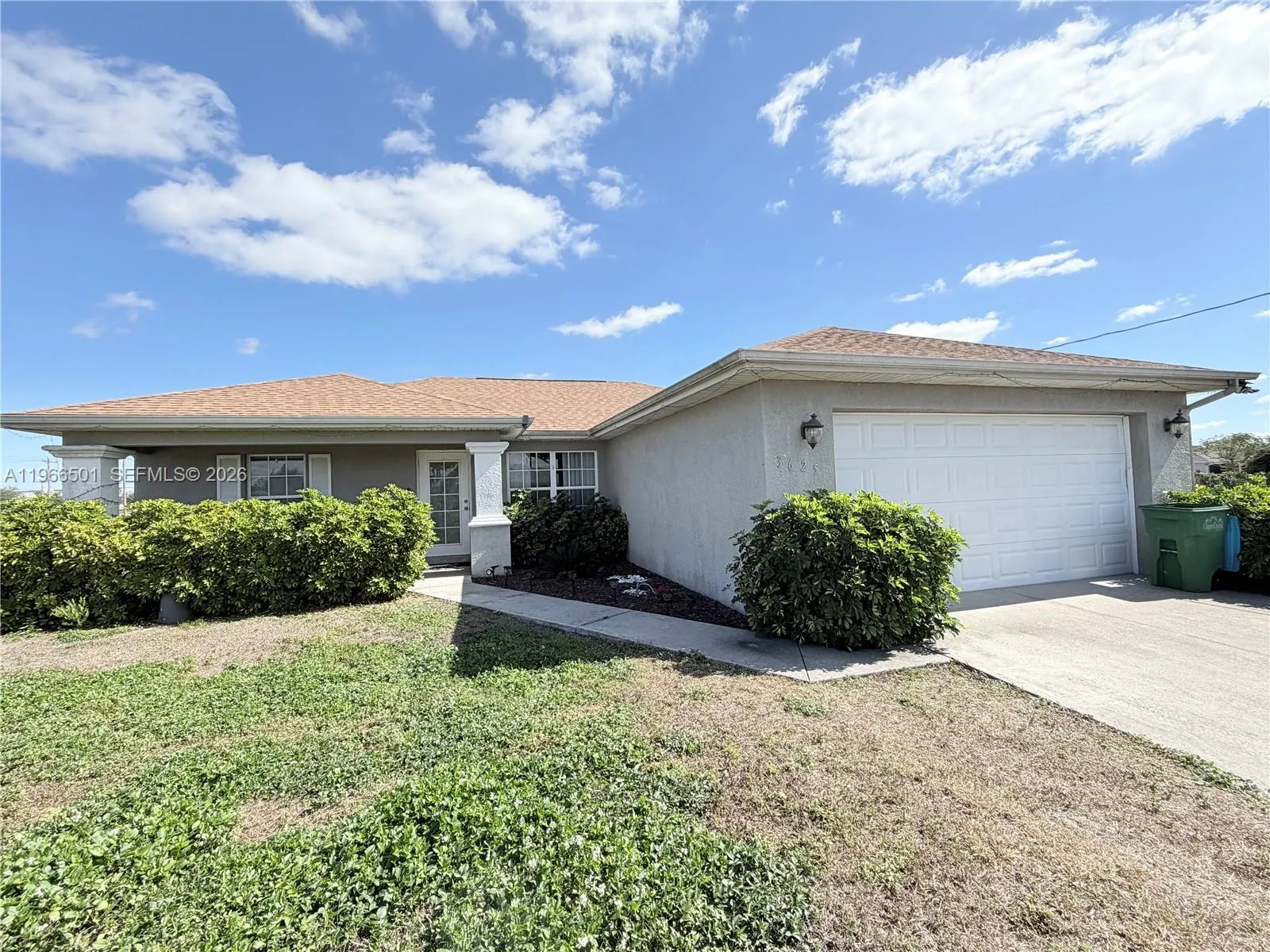 Foto de propiedad en 3625 NE 19 Place, Cape Coral, FL 33909 Cape Coral con MLS# 