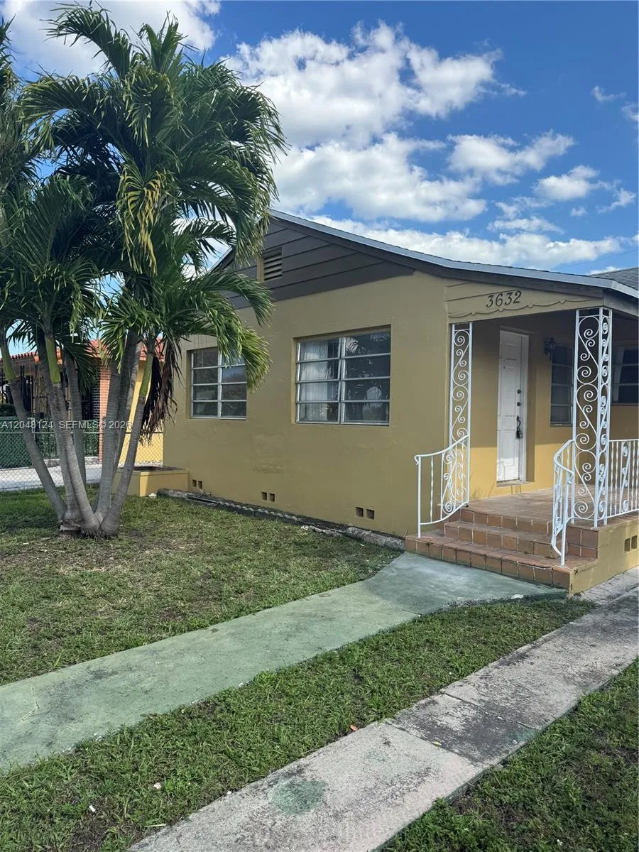 Foto de propiedad en 3632 SW 25th Street, Miami, FL 33133 Miami con MLS# 