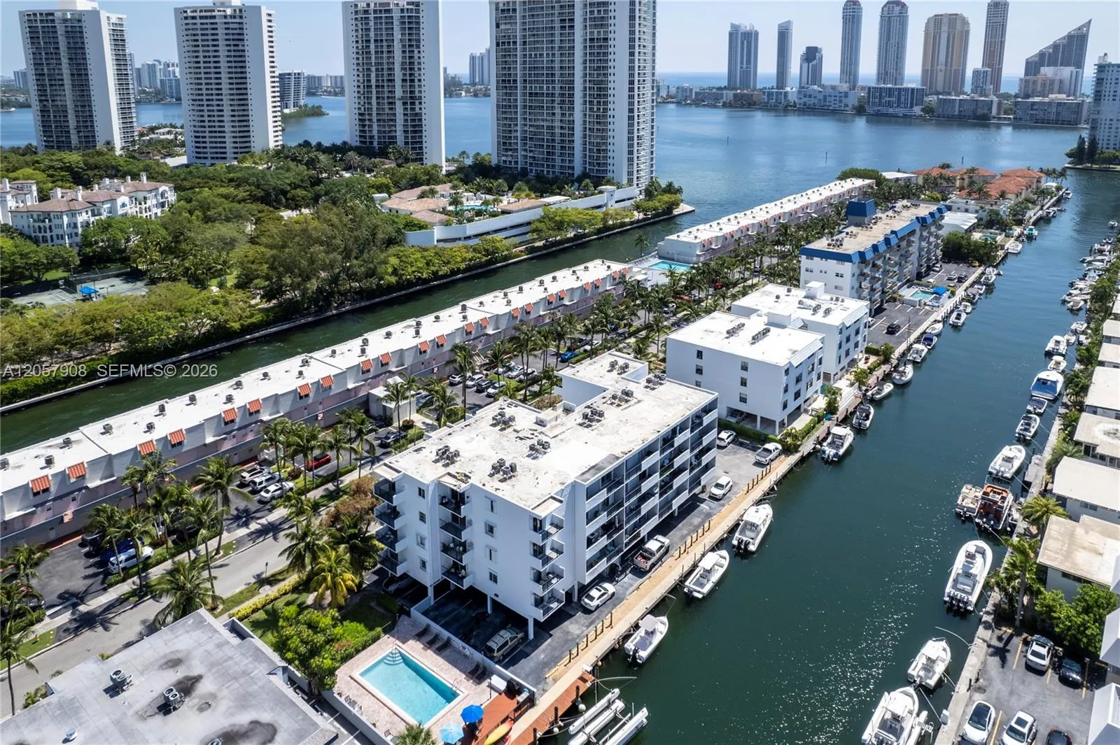 Foto de propiedad en 3642 NE 171st Street 305, North Miami Beach, FL 33160 North Miami Beach con MLS# 