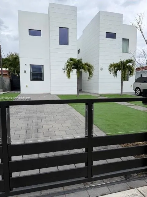 Foto de propiedad en 3645 SW 3 Street, Miami, FL 33135 Miami con MLS# 