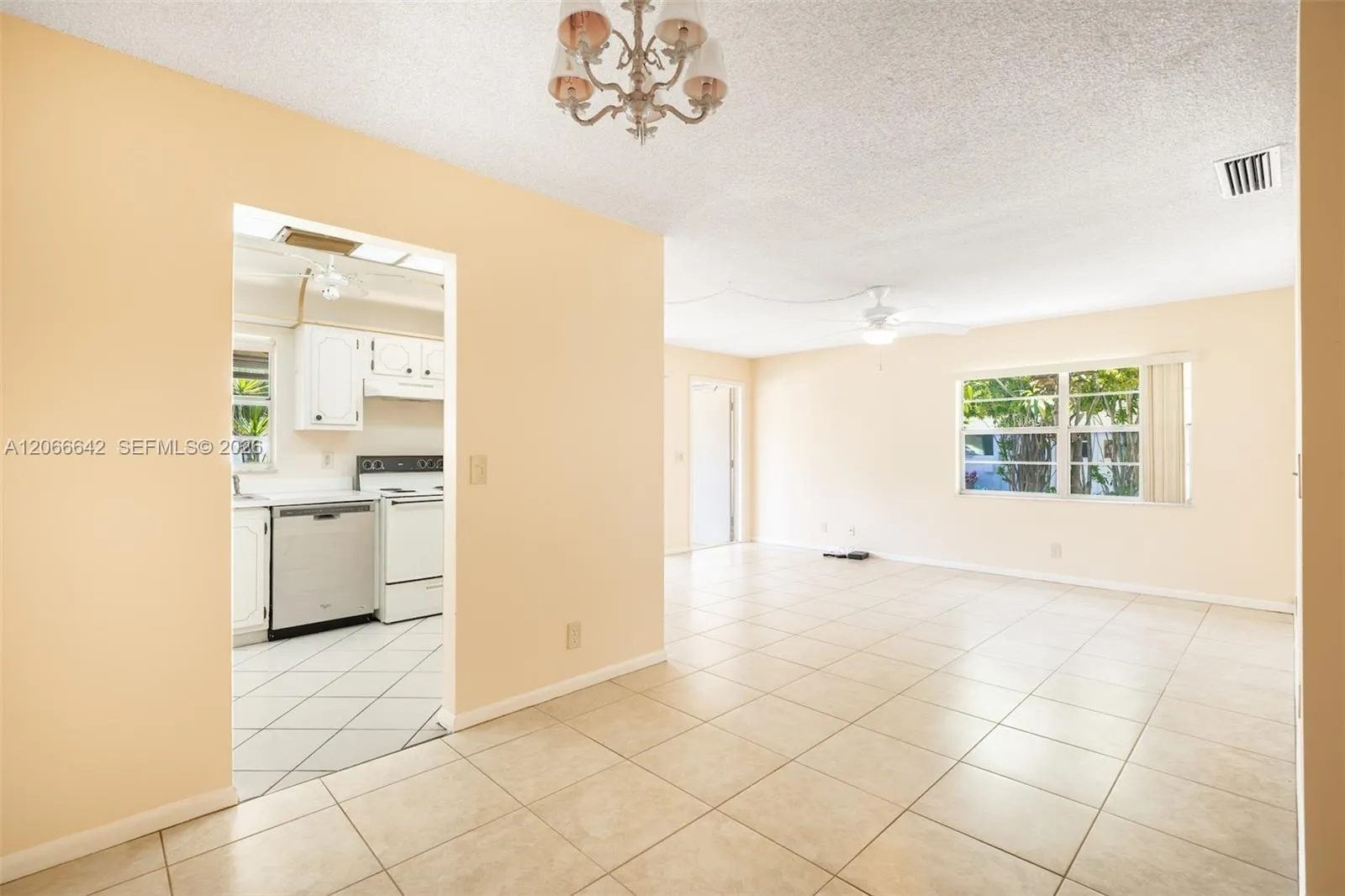 Foto de propiedad en 3645 SW Natura Avenue D, Deerfield Beach, FL 33441 Deerfield Beach con MLS# 