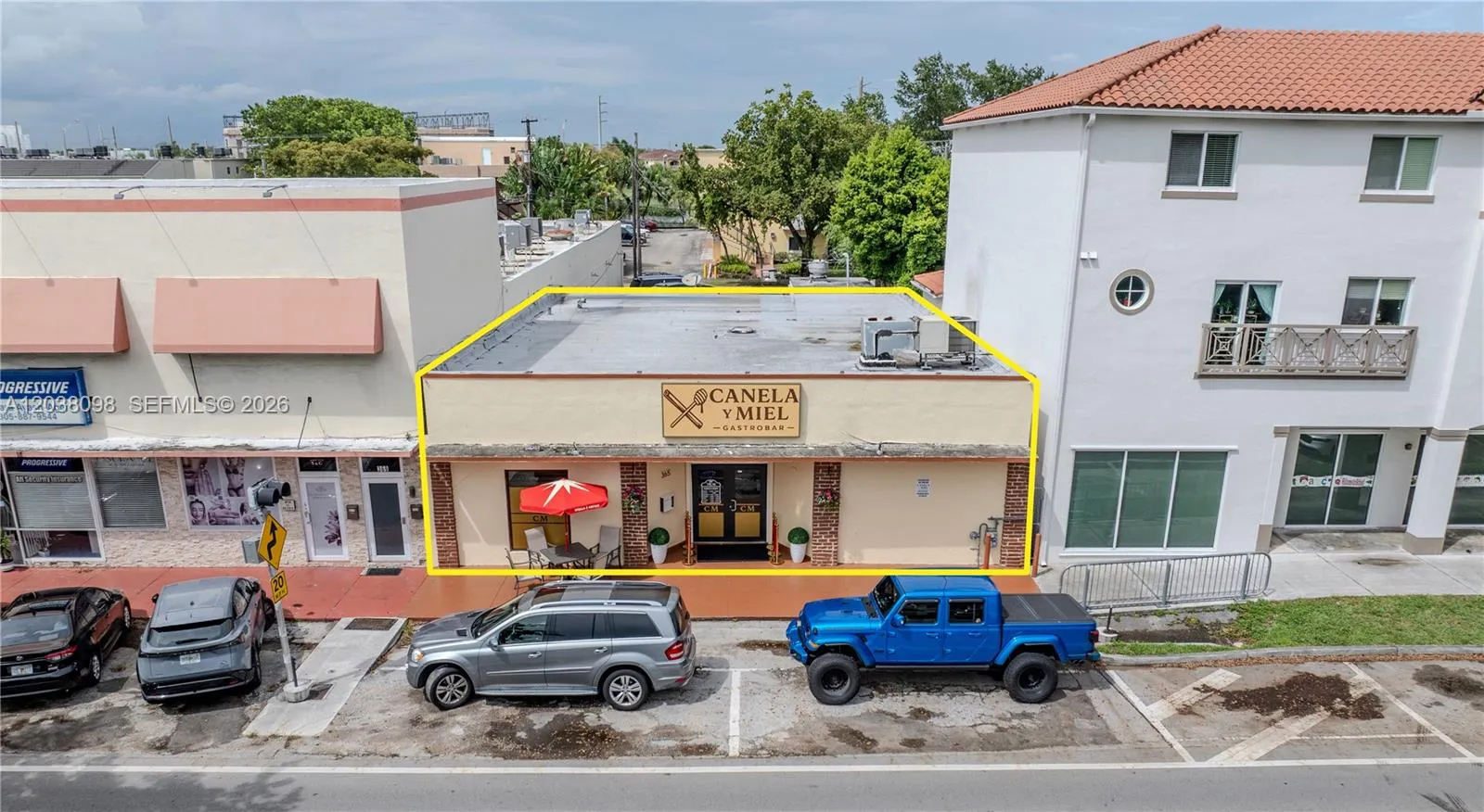 Foto de propiedad en 365 N Royal Poinciana Boulevard, Miami Springs, FL 33166 Miami Springs con MLS# 