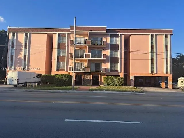 Foto de propiedad en 365 NE 125th Street 306, North Miami, FL 33161 North Miami con MLS# 