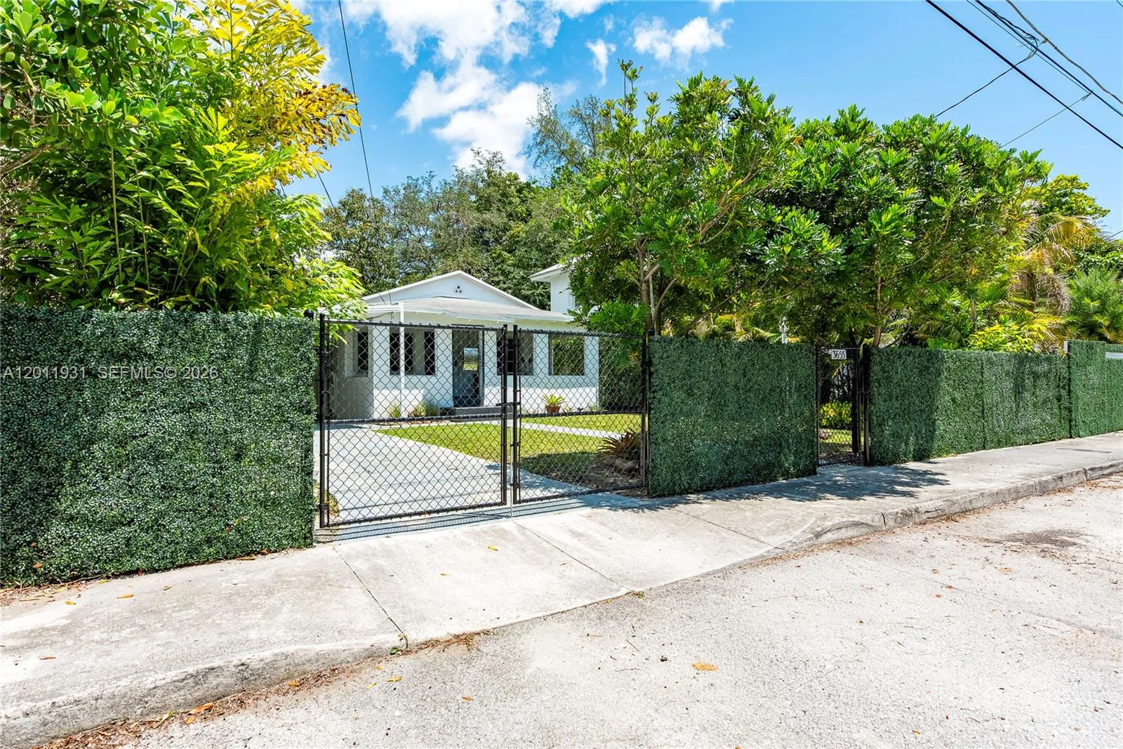 Foto de propiedad en 3655 Oak Avenue 3655, Miami, FL 33133 Miami con MLS# 