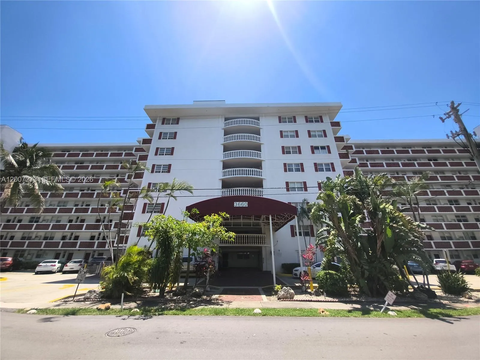 Foto de propiedad en 3660 NE 166th Street 302, North Miami Beach, FL 33160 North Miami Beach con MLS# 