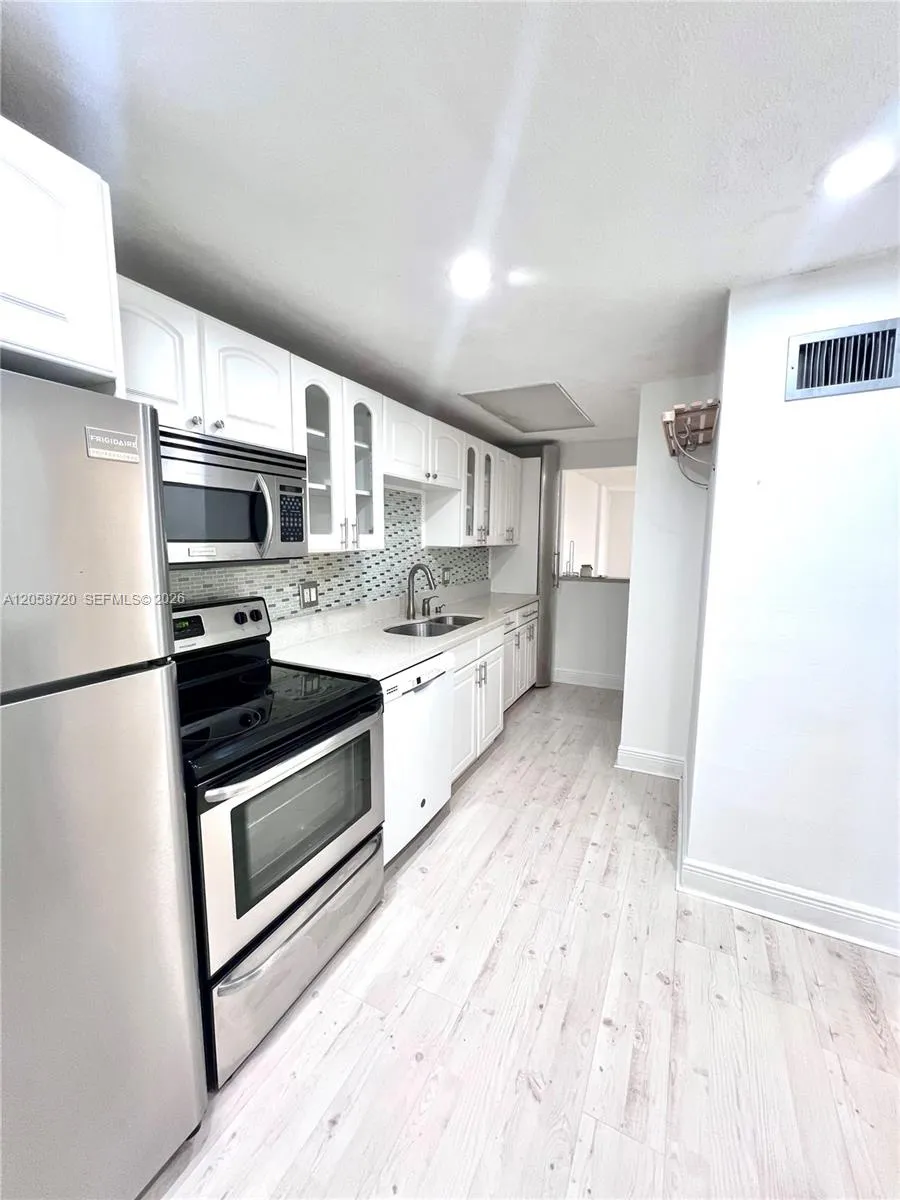 Foto de propiedad en 3660 NE 166th Street 405, North Miami Beach, FL 33160 North Miami Beach con MLS# 